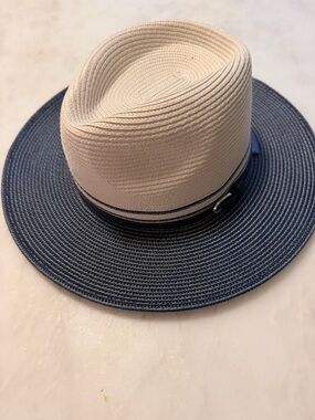 Wallaroo Two-Tone Straw Trilby Hat in Cream and Navy